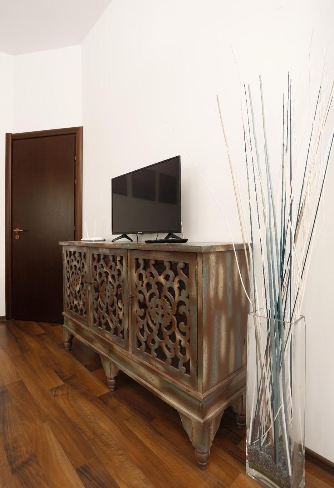 Vibrant Victoriei Apartment Bucharest