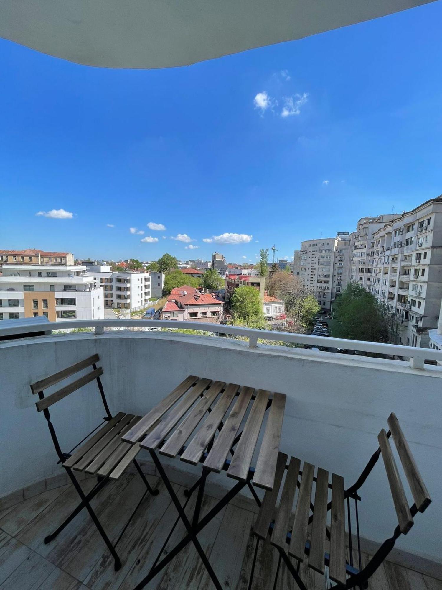 Apartment Glow - Downtown Charm *