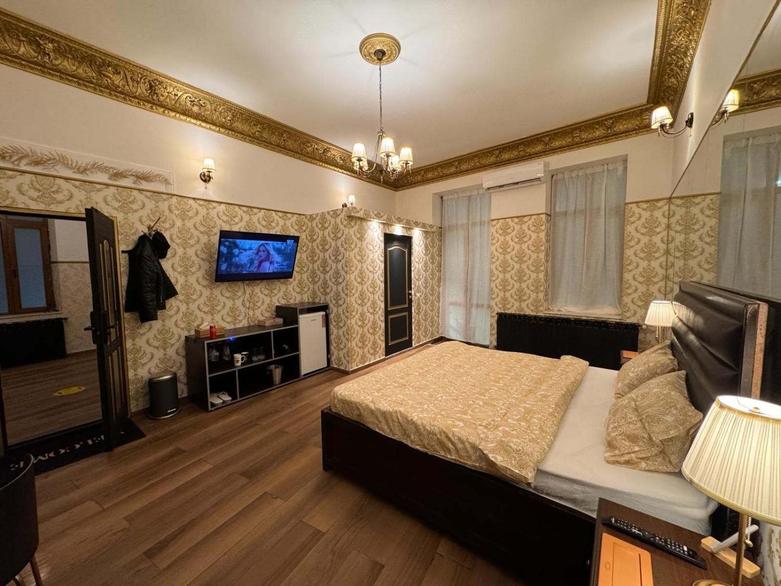 The King With Balcony View Piata Romana Bucureşti