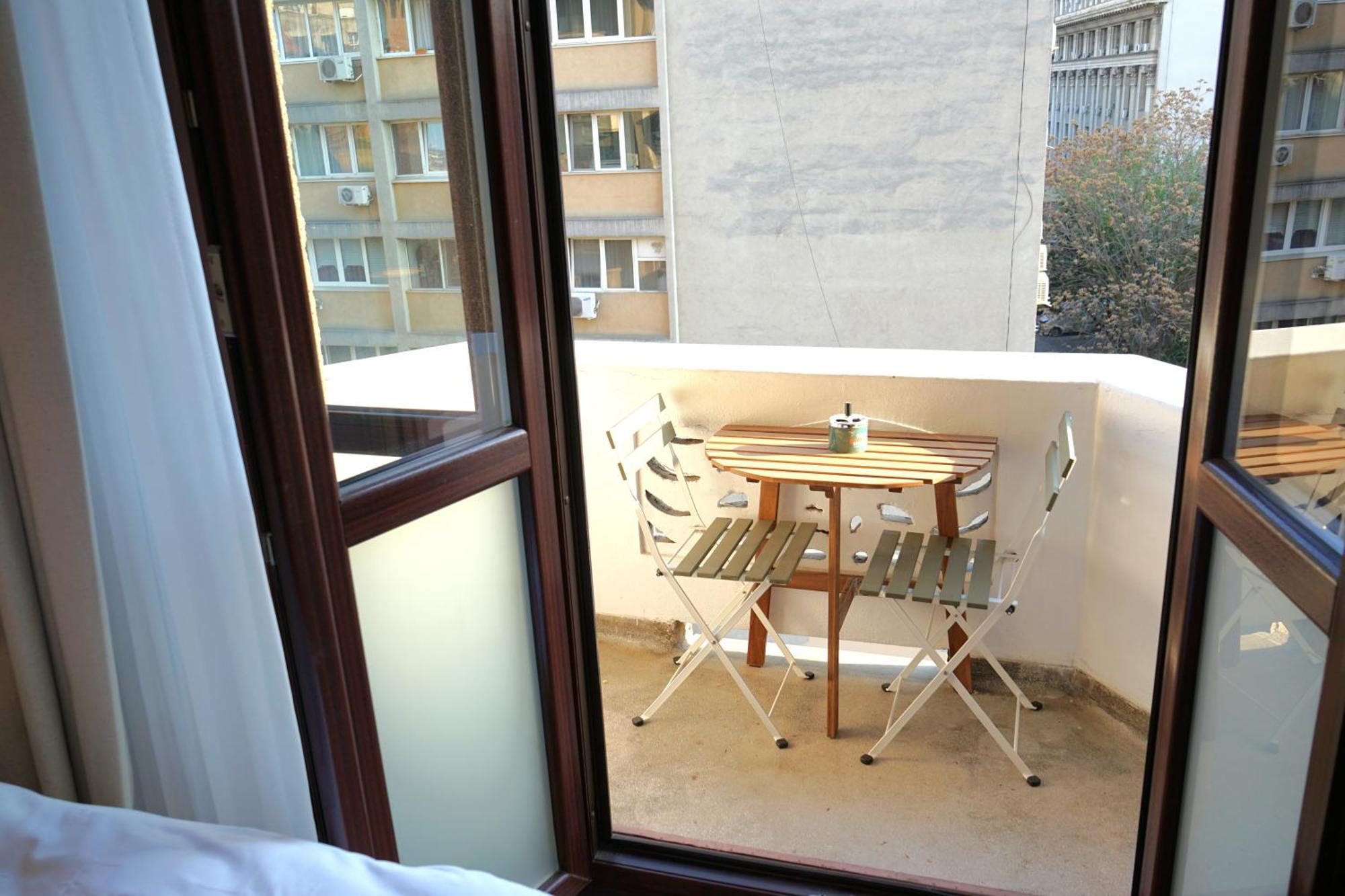 Apartment Spacious 3br, 2bt With 5 Balconies