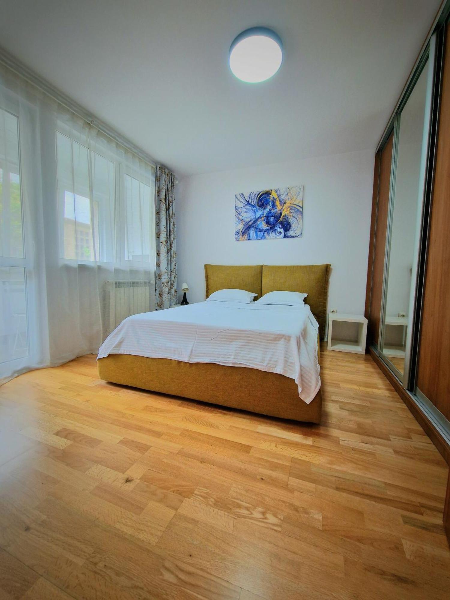 Apartment Old Town Oasis - Secured Parking Nearby - Self Check In - Metro Station At 1min