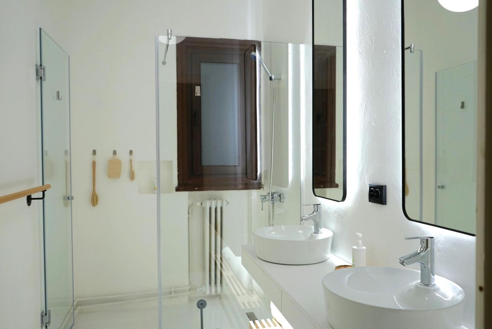 Apartament Spacious 3br, 2bt With 5 Balconies