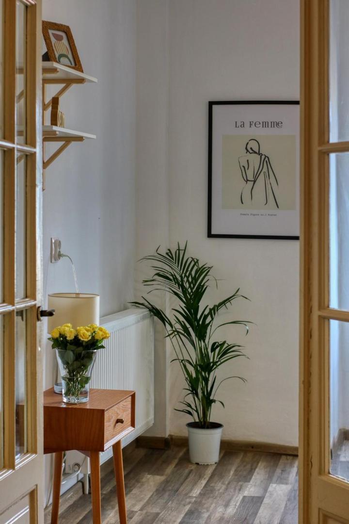 Charm Apartment *