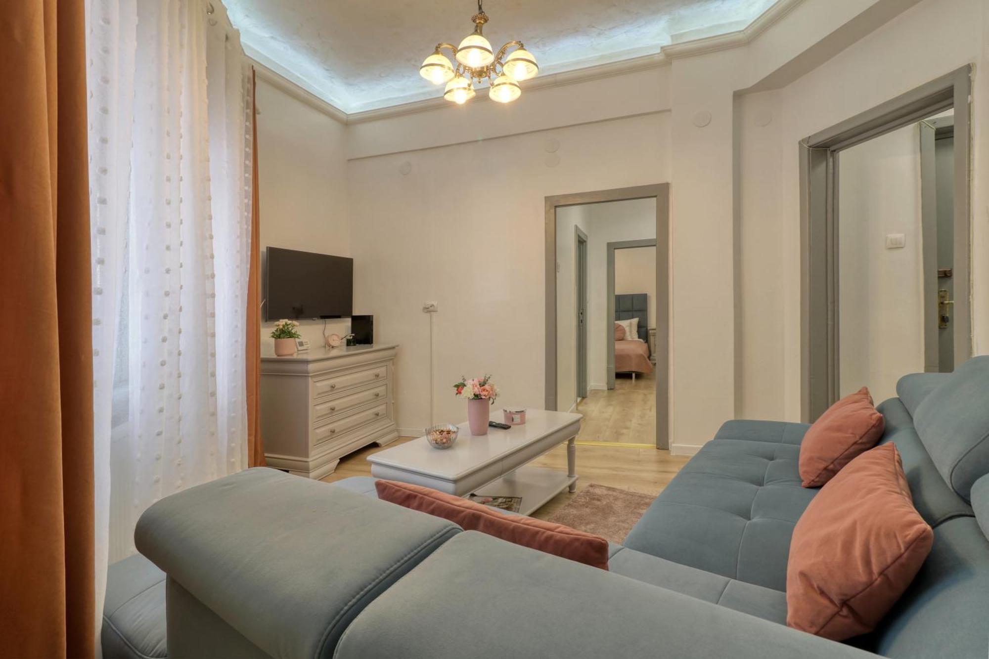 Apartment Central Charm Retreat
