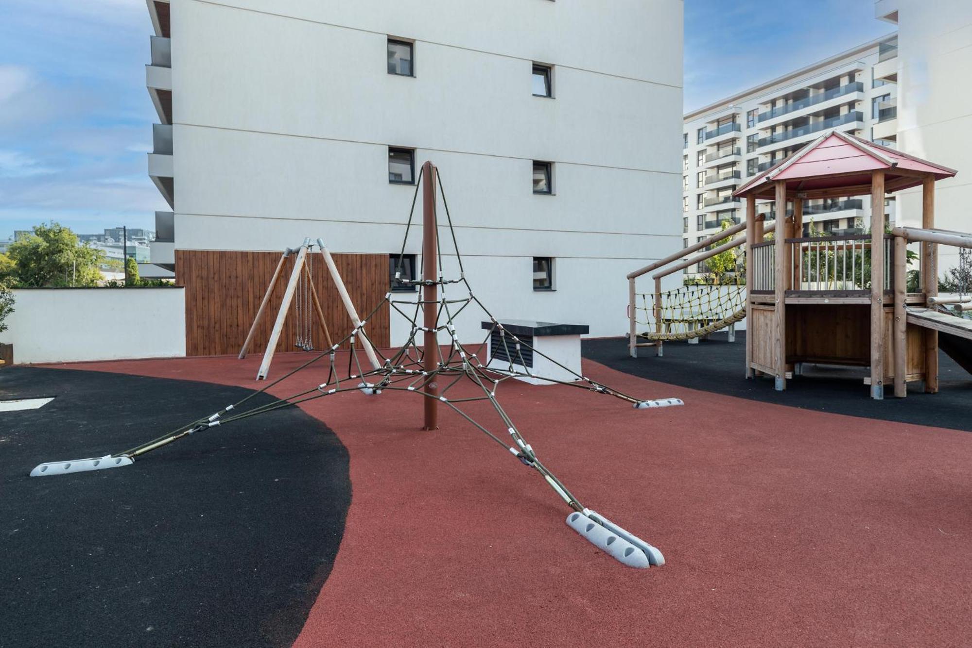 Stylish 1br With Balcony In Vibrant Business Area