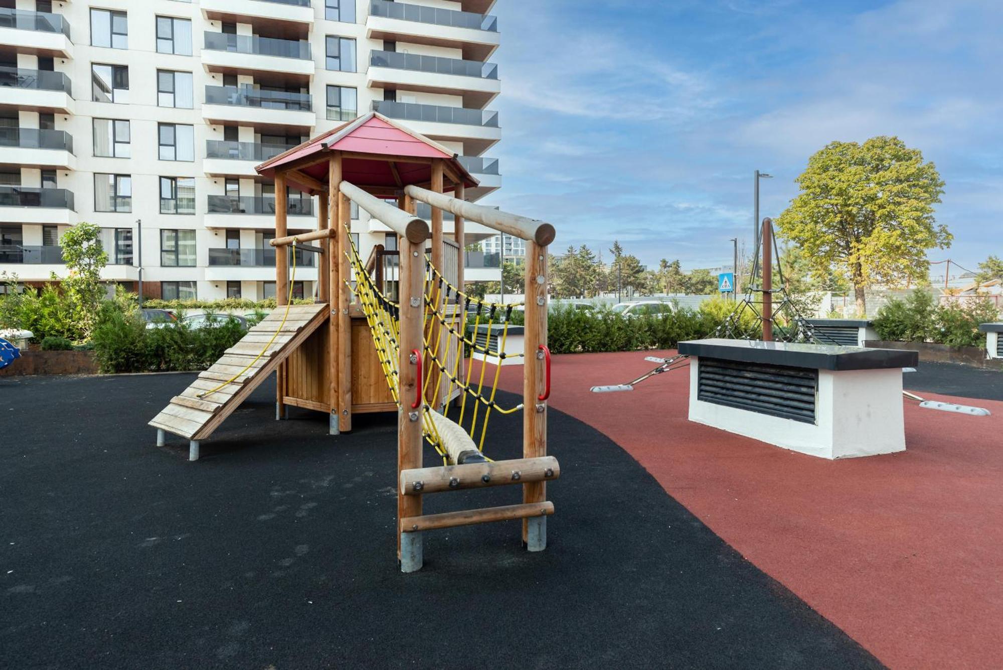 Apartment Stylish 1br With Balcony In Vibrant Business Area *