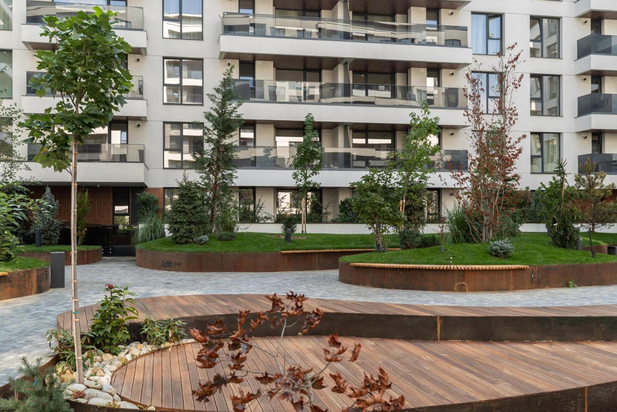 Stylish 1br With Balcony In Vibrant Business Area *
