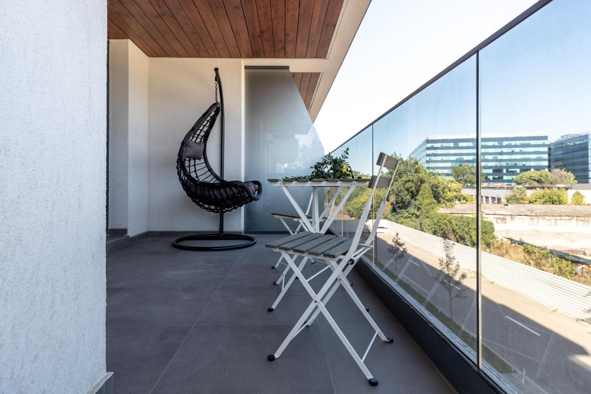 Stylish 1br With Balcony In Vibrant Business Area Apartment *