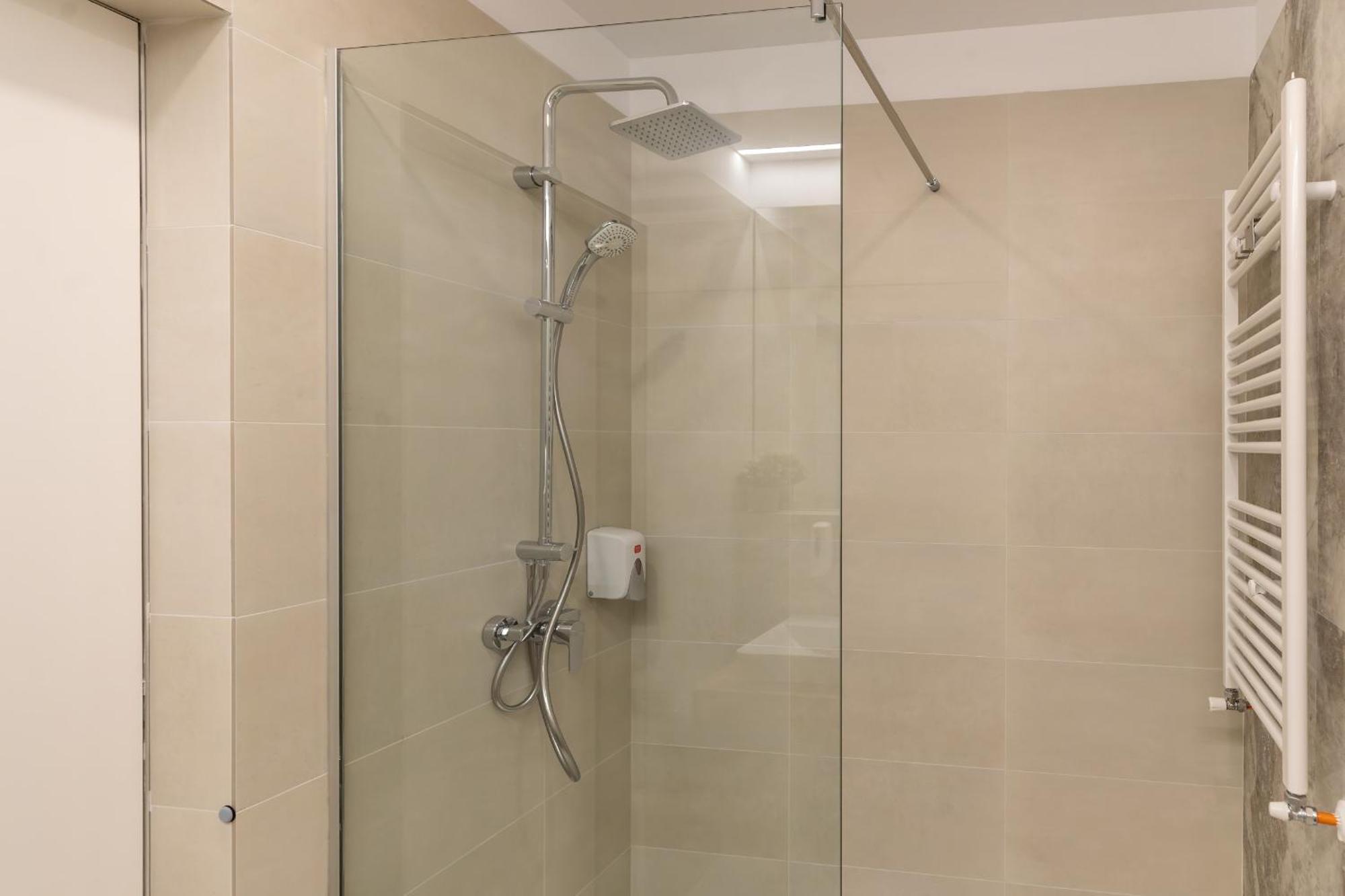 Stylish 1br With Balcony In Vibrant Business Area Apartment Bucharest