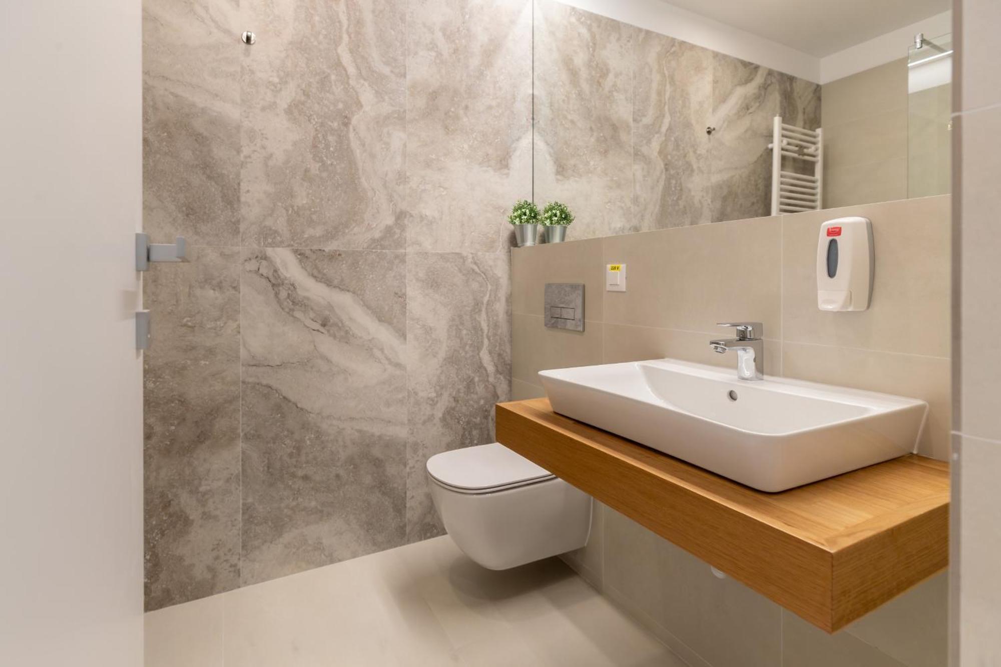 Stylish 1br With Balcony In Vibrant Business Area *