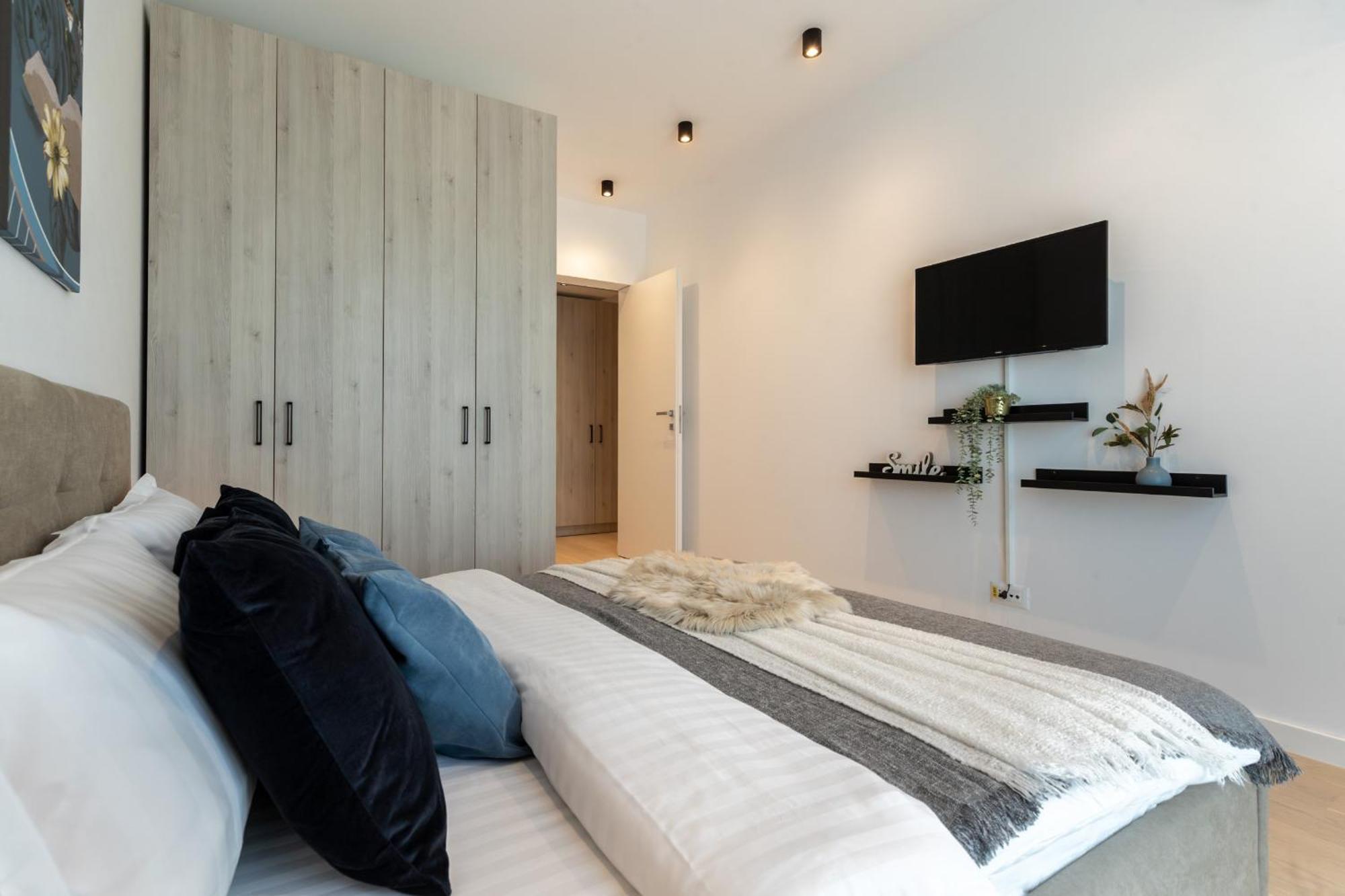 Stylish 1br With Balcony In Vibrant Business Area