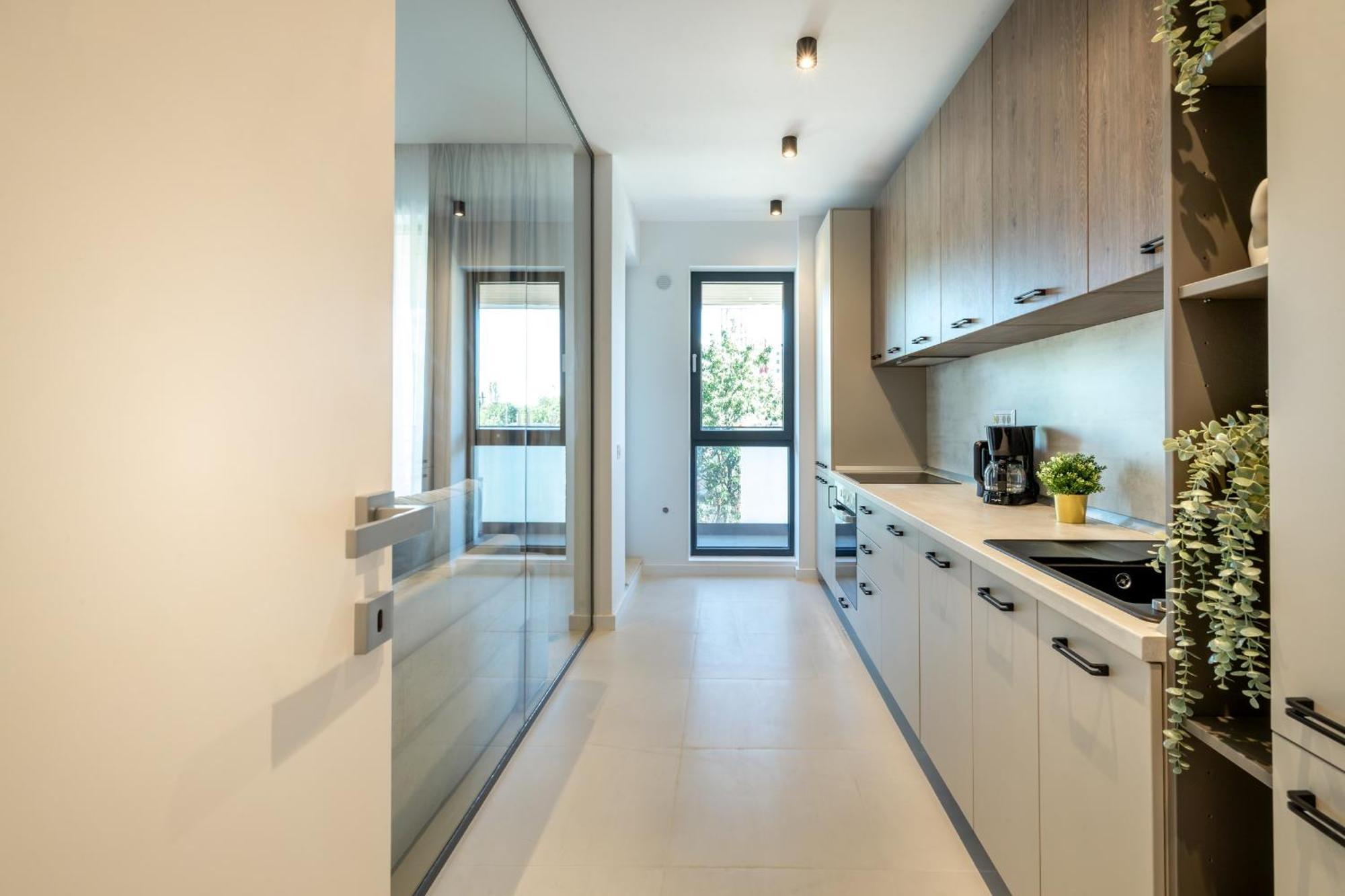 Stylish 1br With Balcony In Vibrant Business Area