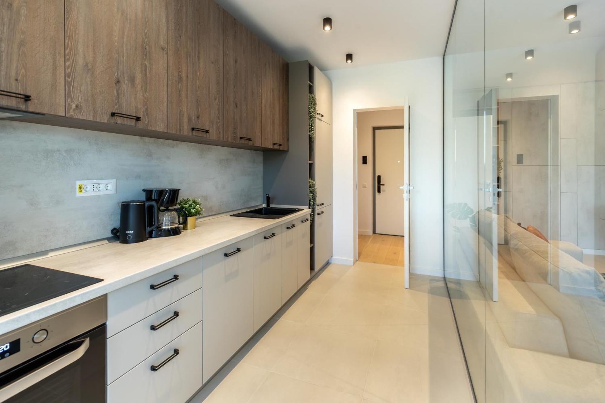 Stylish 1br With Balcony In Vibrant Business Area Apartment *