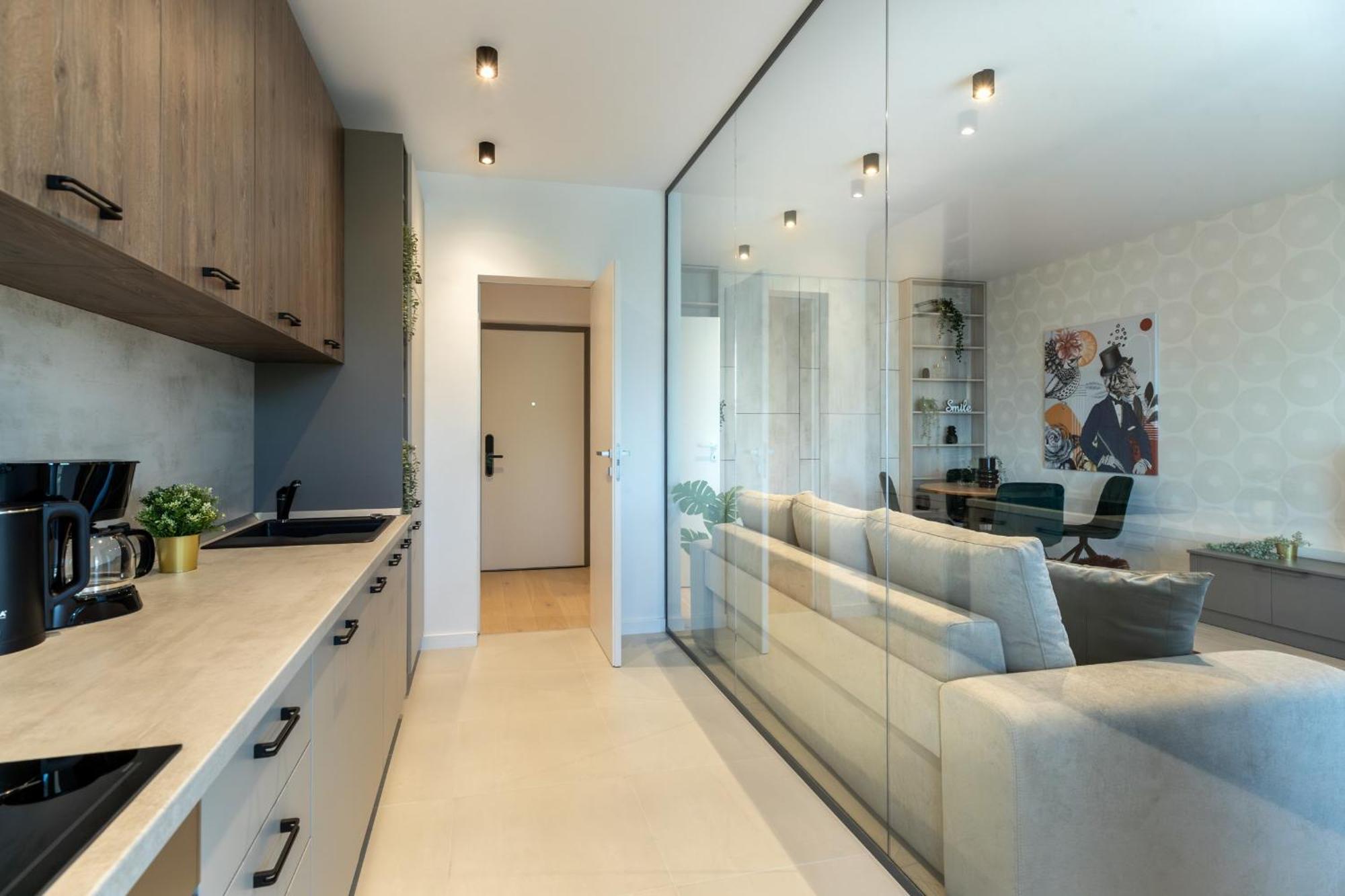 Stylish 1br With Balcony In Vibrant Business Area *