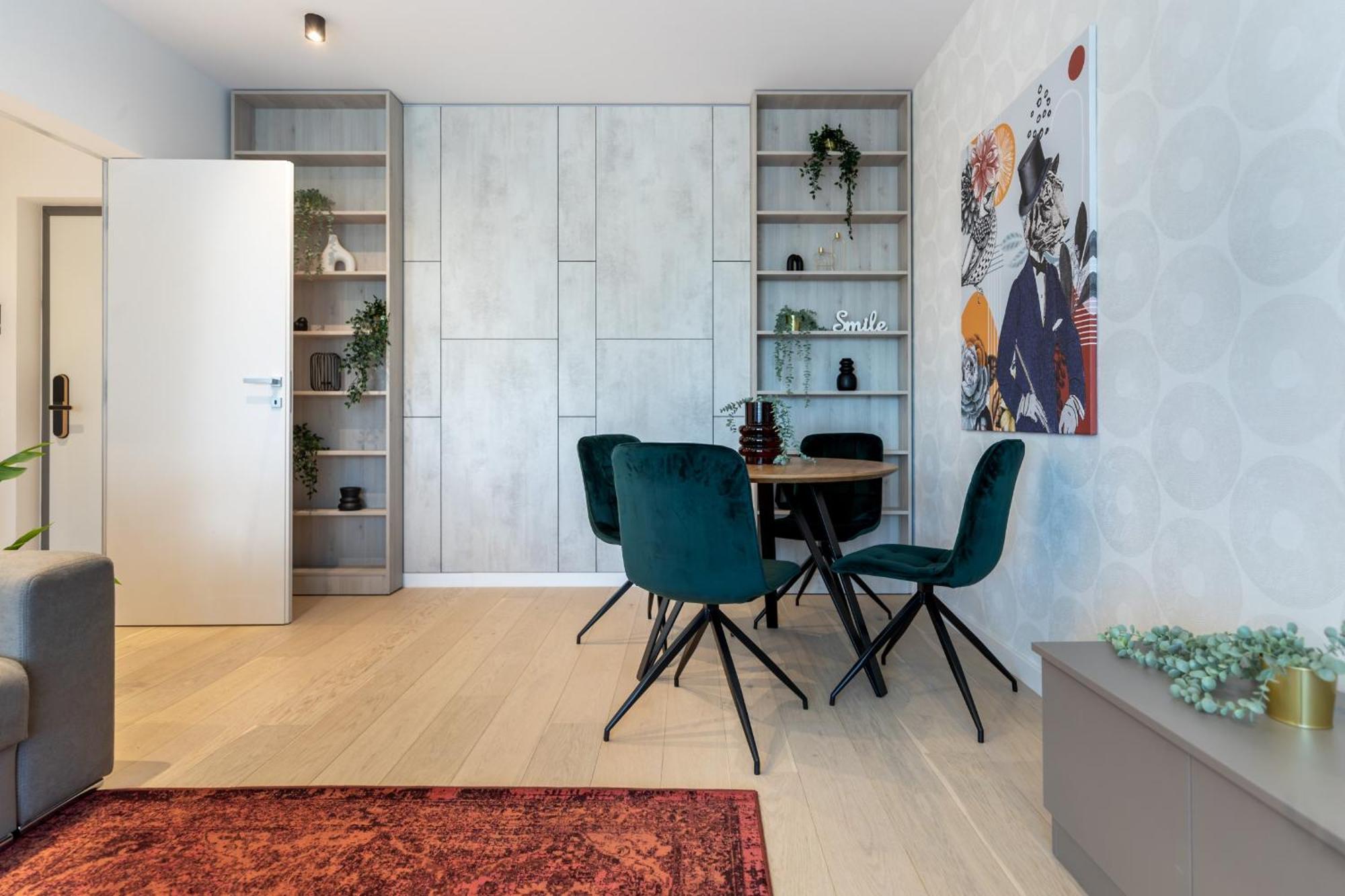 Apartment Stylish 1br With Balcony In Vibrant Business Area