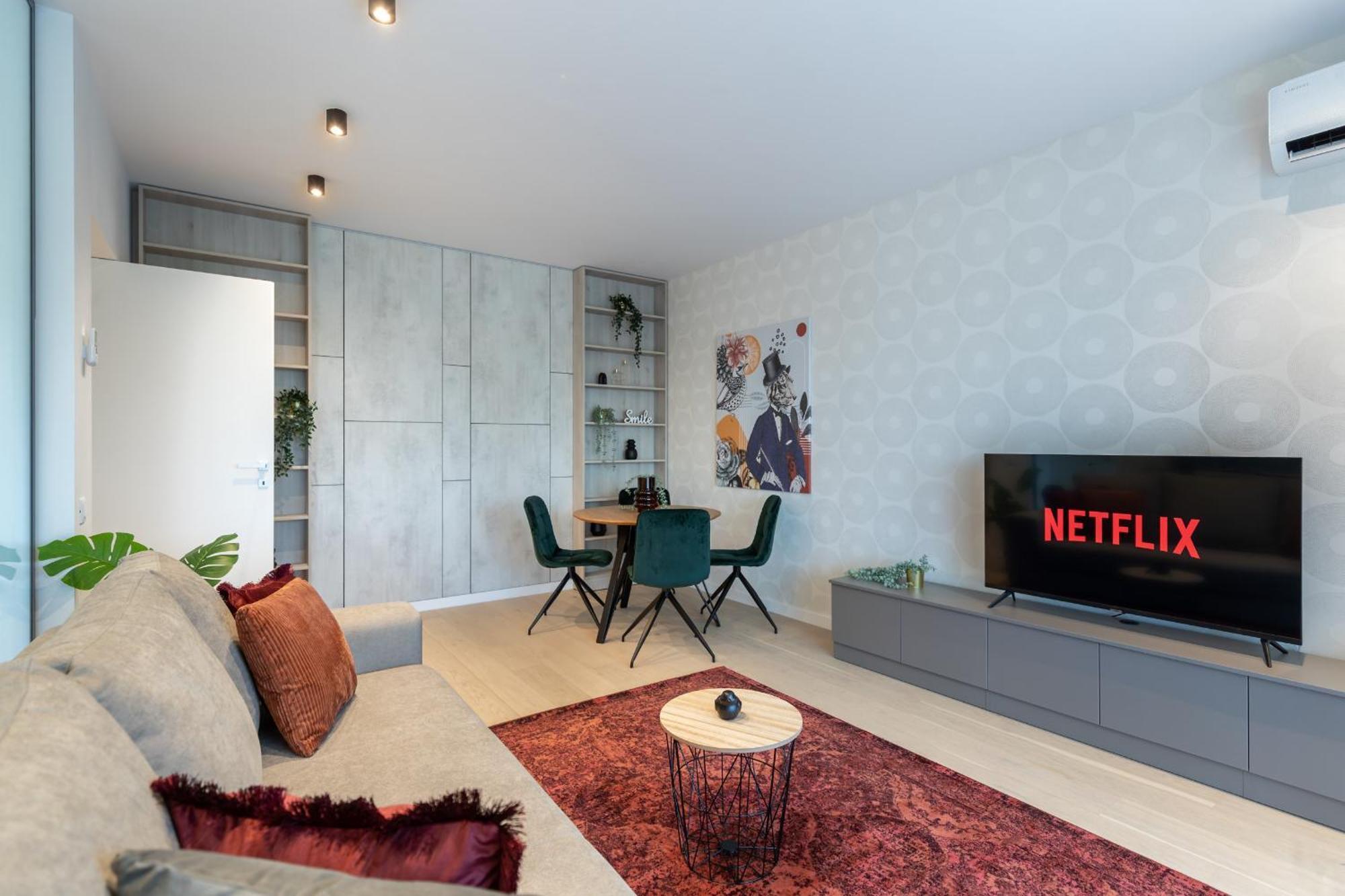 Stylish 1br With Balcony In Vibrant Business Area Apartment