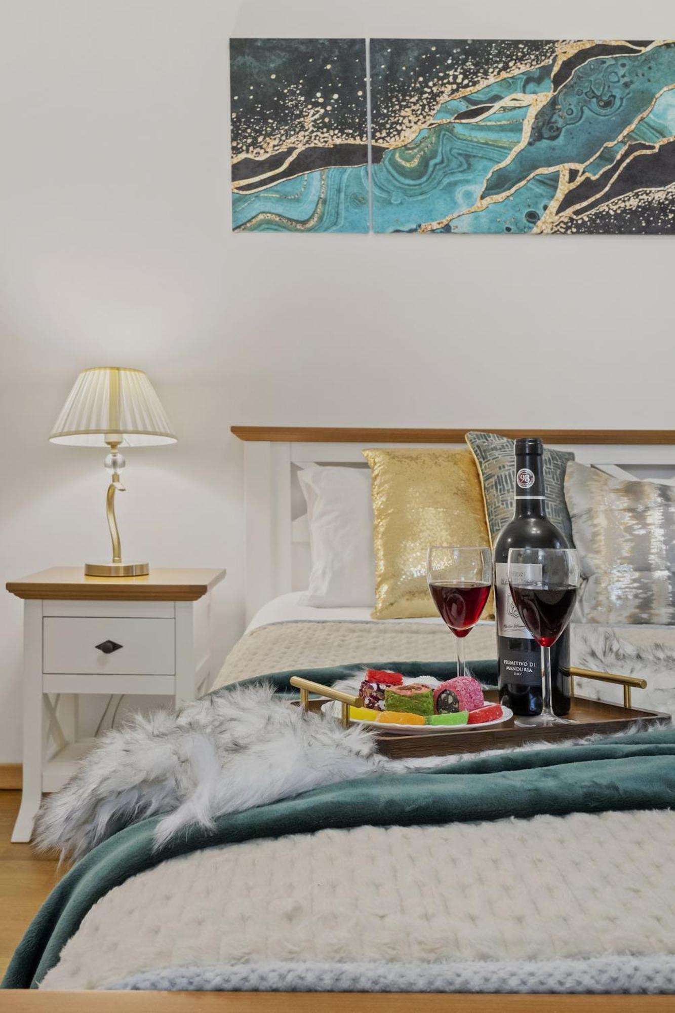 Sweet Luxury Three City Center Universitate *