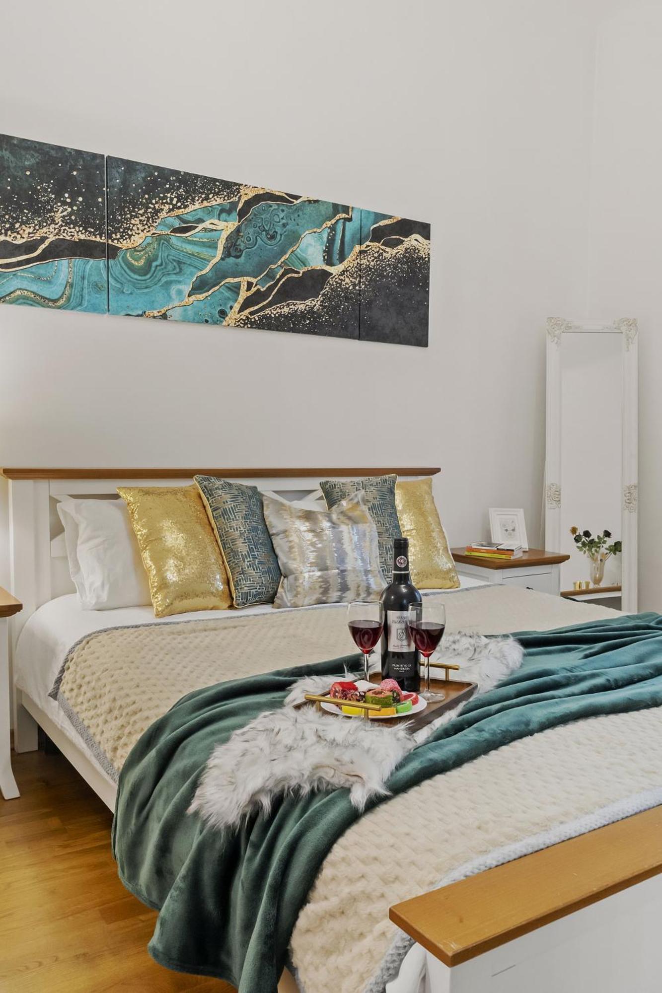 Sweet Luxury Three City Center Universitate Apartment *