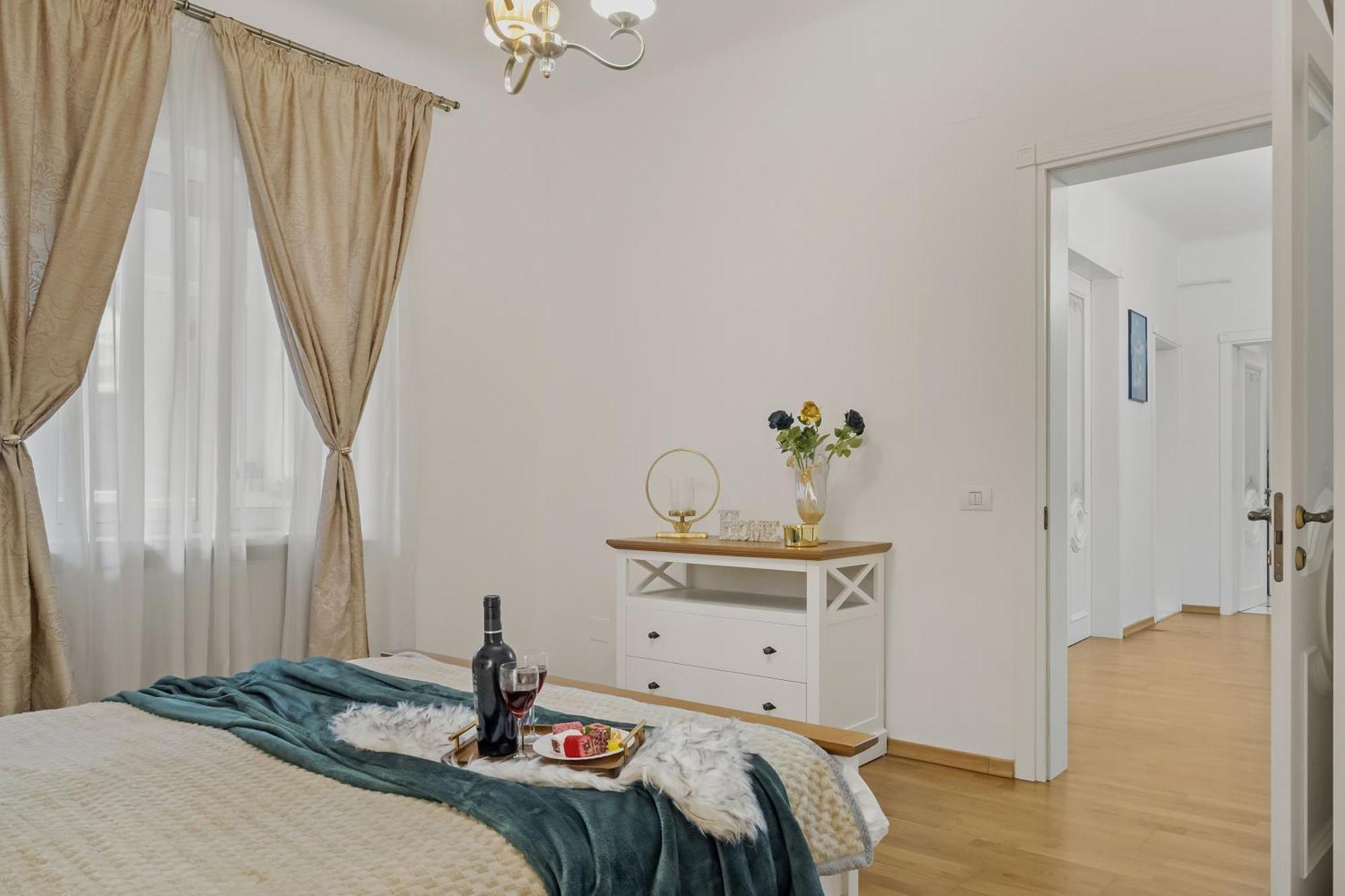 Sweet Luxury Three City Center Universitate Apartment