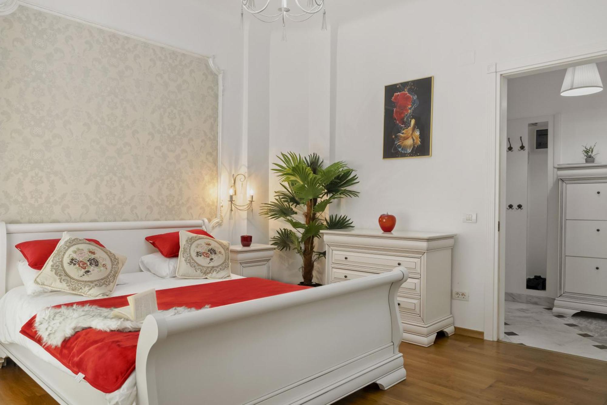 Sweet Luxury Three City Center Universitate Apartment *