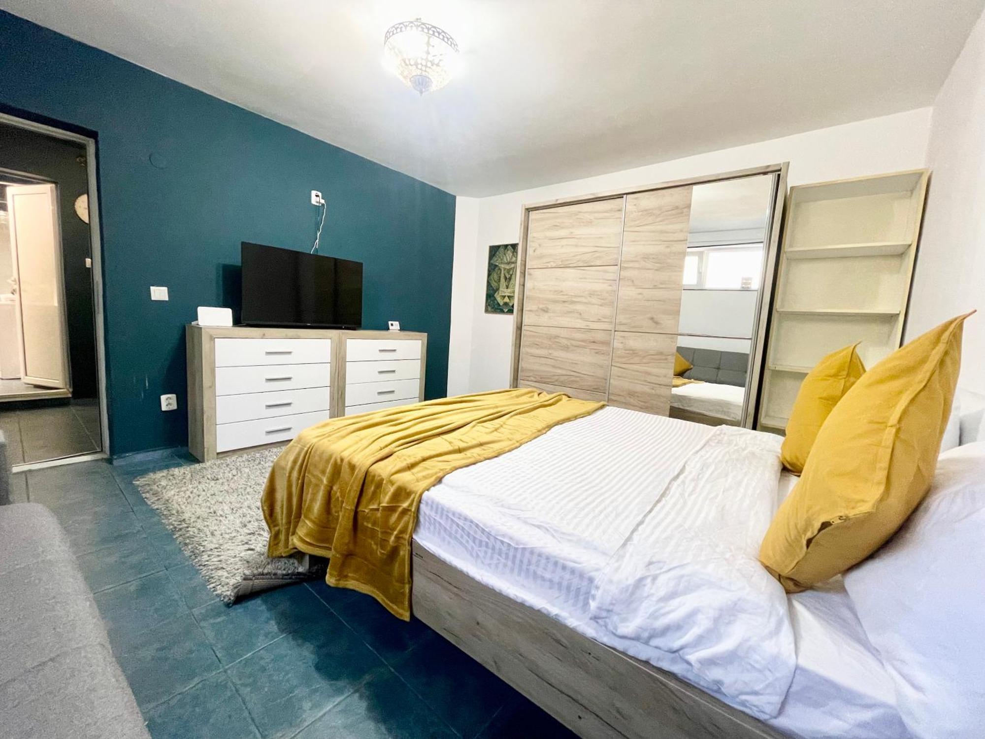 Blue - Half Ground Level With Windows - Demisol Apartment Bucharest
