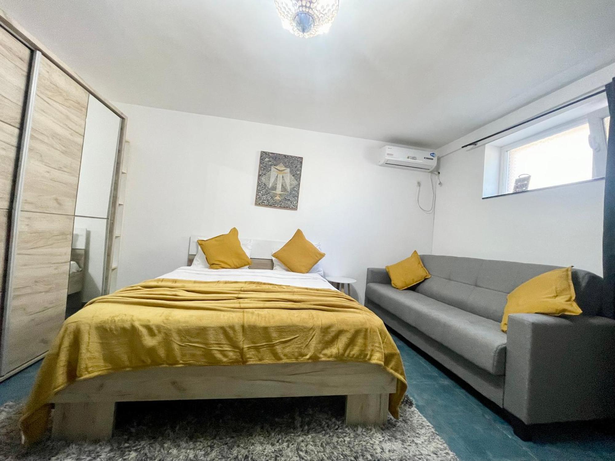 Blue - Half Ground Level With Windows - Demisol Apartment Bucharest