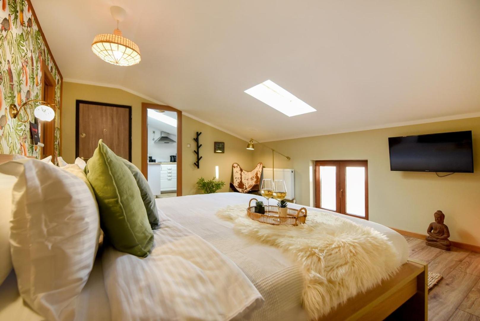 Historic Charm, Modern Comfort - In The Heart Of The Old Town Apartment