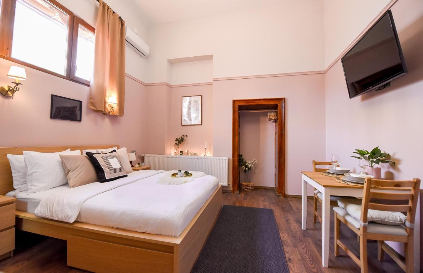 Historic Charm, Modern Comfort - In The Heart Of The Old Town *