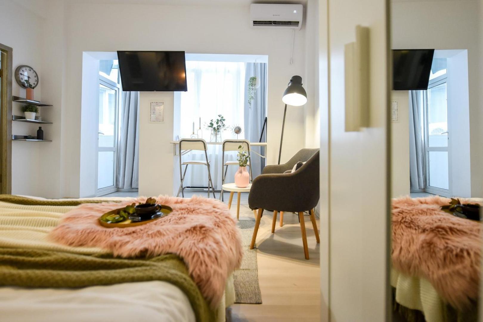 Bucharest's Heartbeat - Cozy On Smardan Street Apartment Bucharest