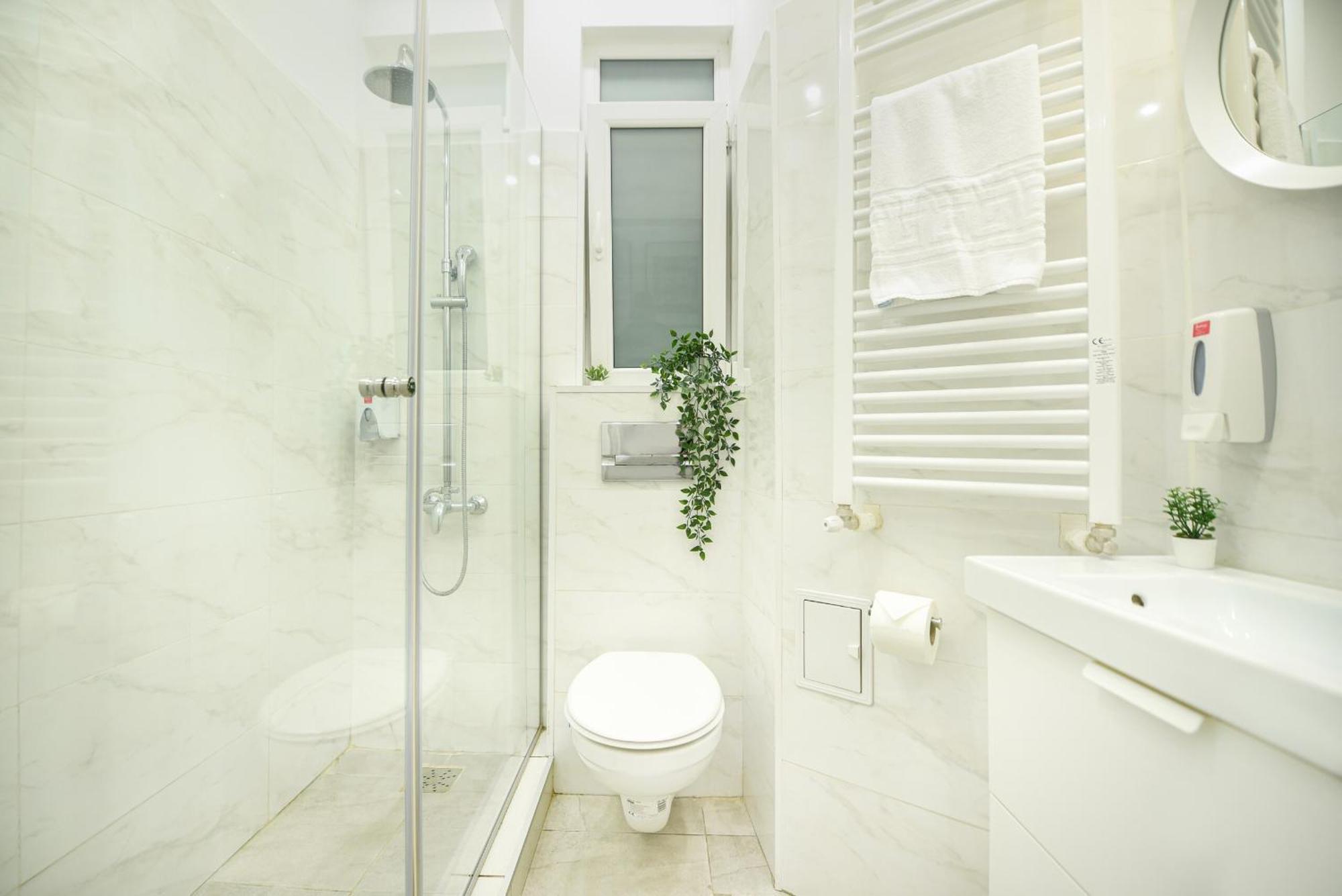 Ideal - Spacious & Modern Near Unirii Square Apartment Bucharest