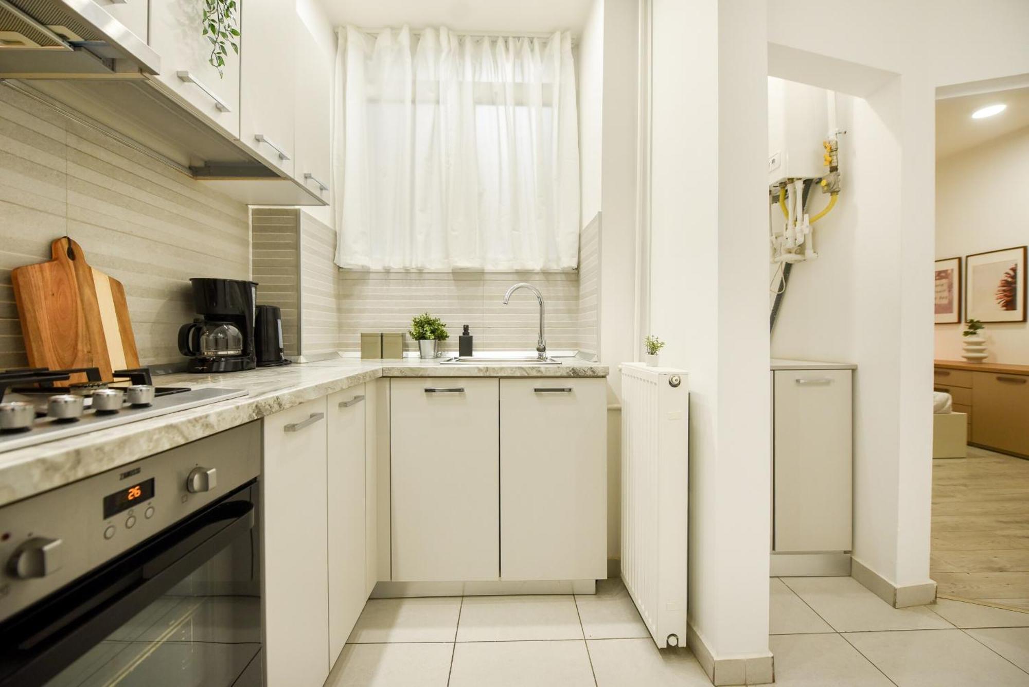 Ideal - Spacious & Modern Near Unirii Square Apartment Bucharest