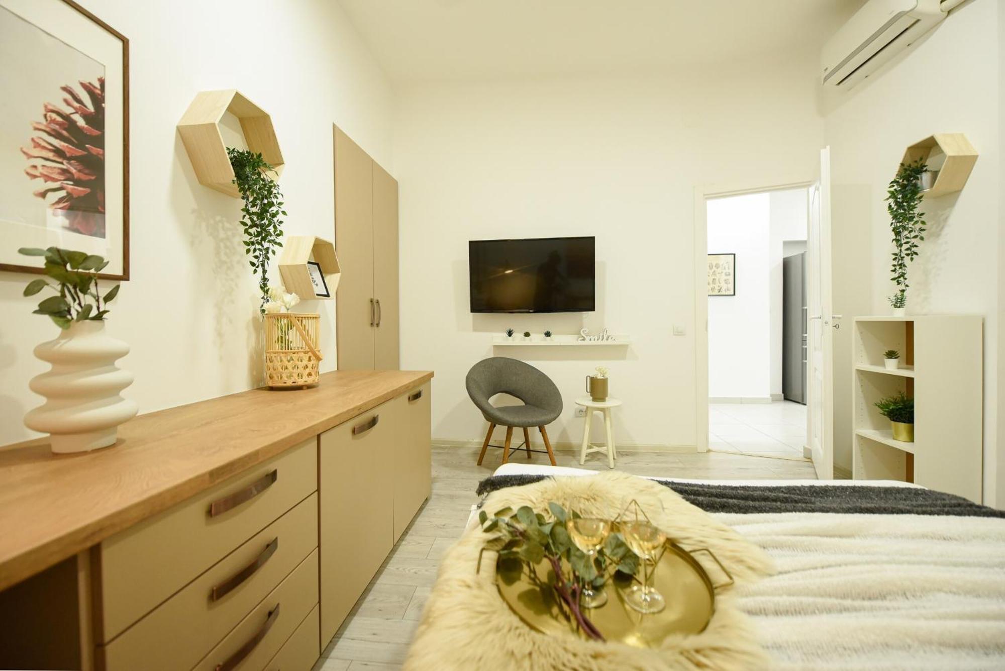 Ideal - Spacious & Modern Near Unirii Square Apartment Bucharest