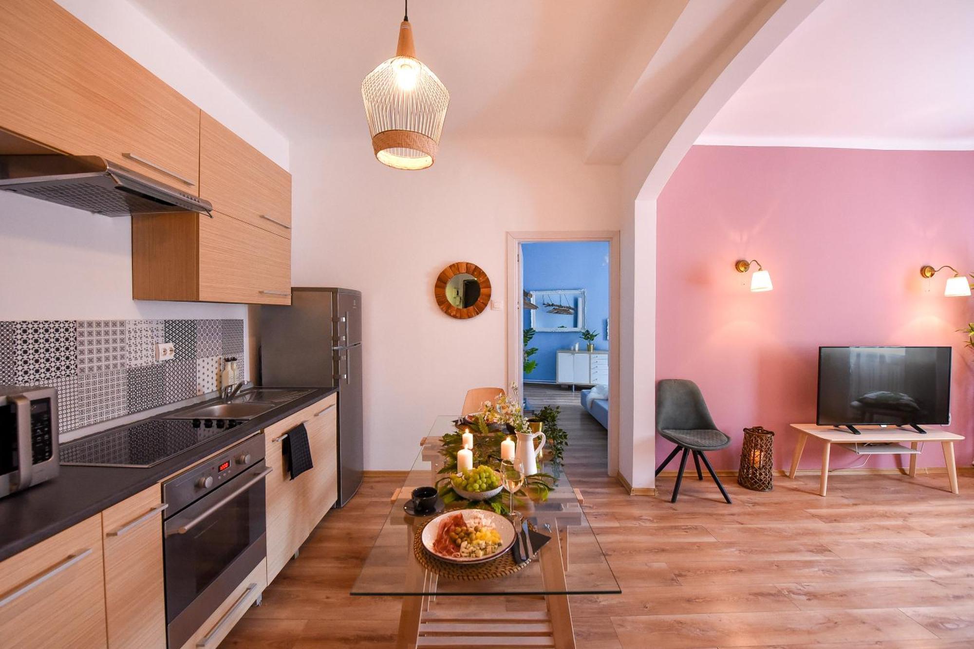 In The Heart Of History: Stylish In The Center Apartment *