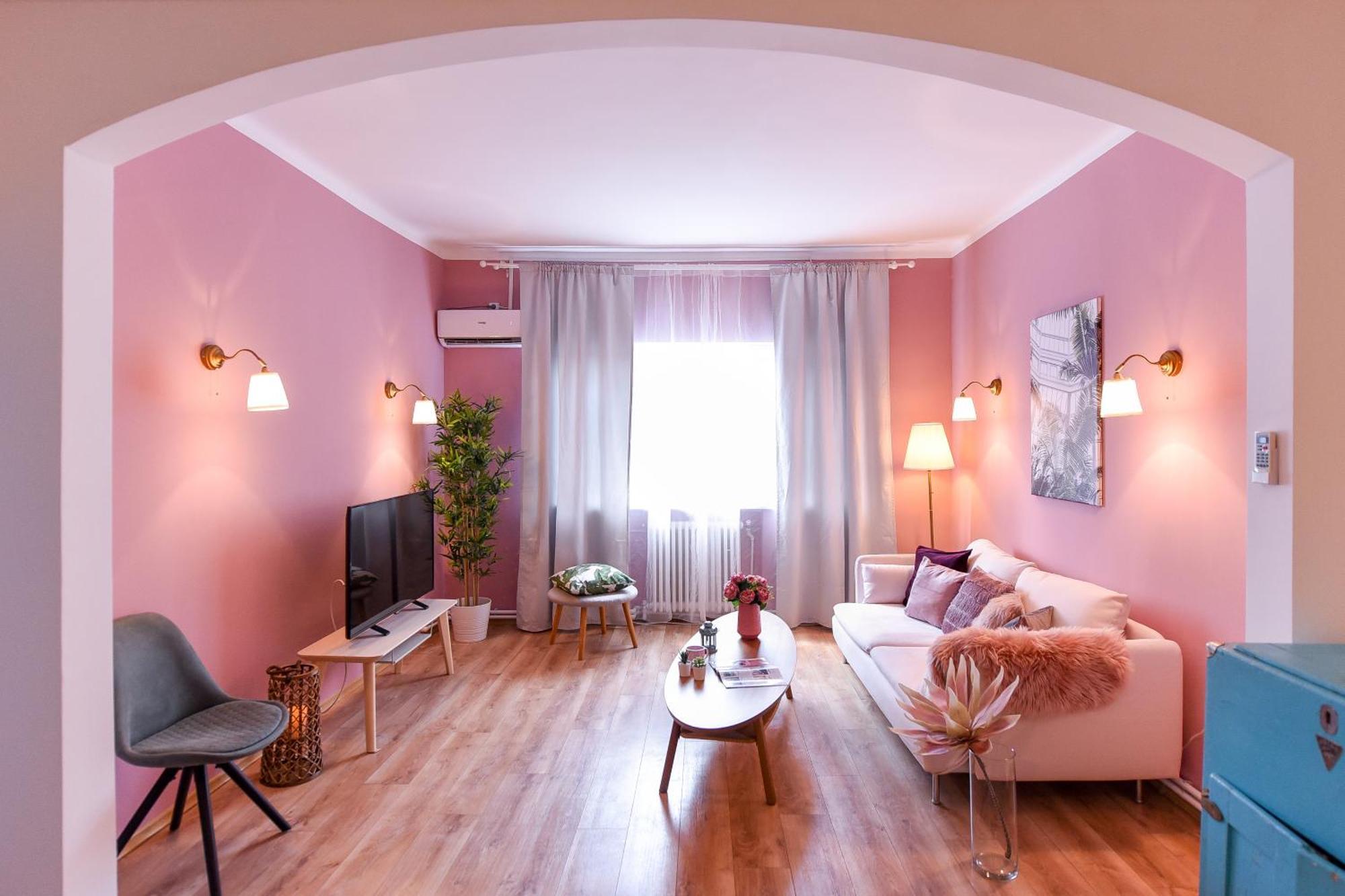 Apartment In The Heart Of History: Stylish In The Center *