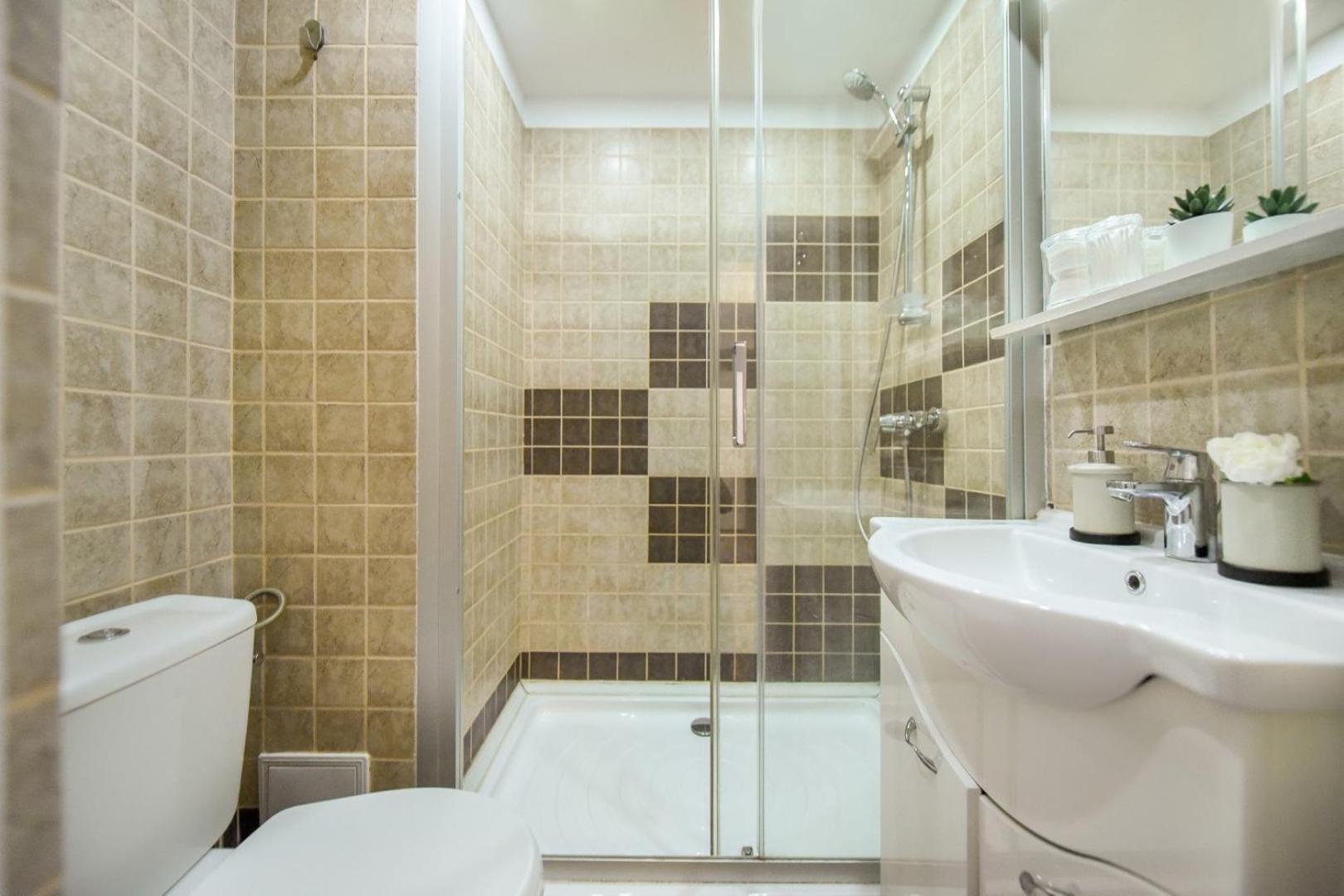 Downtown Oasis: With Cozy Charm Apartment Bucharest