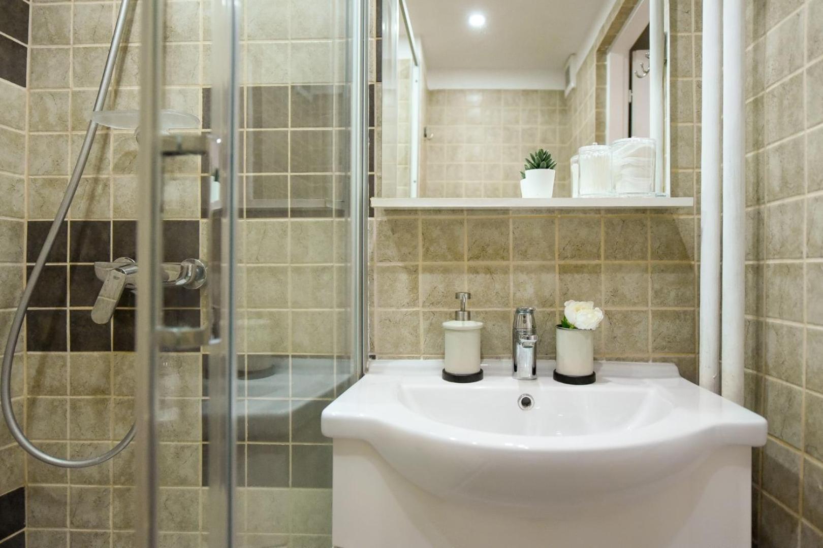 Apartment Downtown Oasis: With Cozy Charm Bucharest