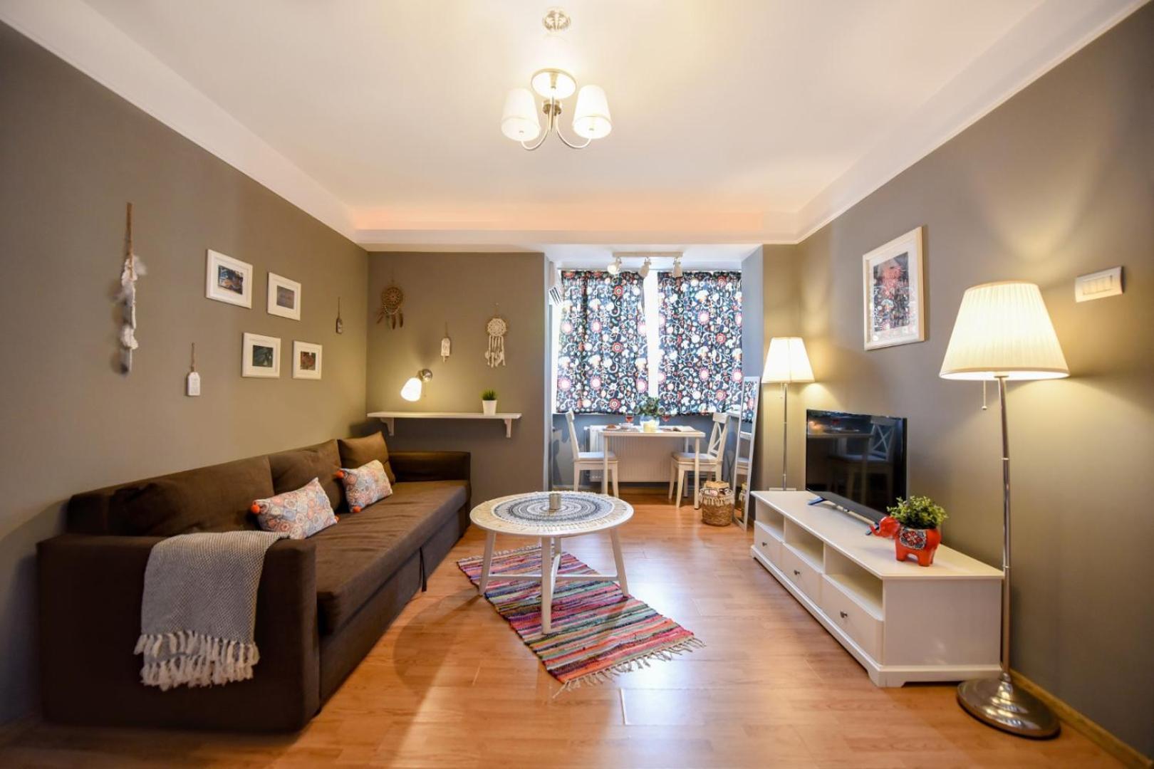 Downtown Oasis: With Cozy Charm Apartment