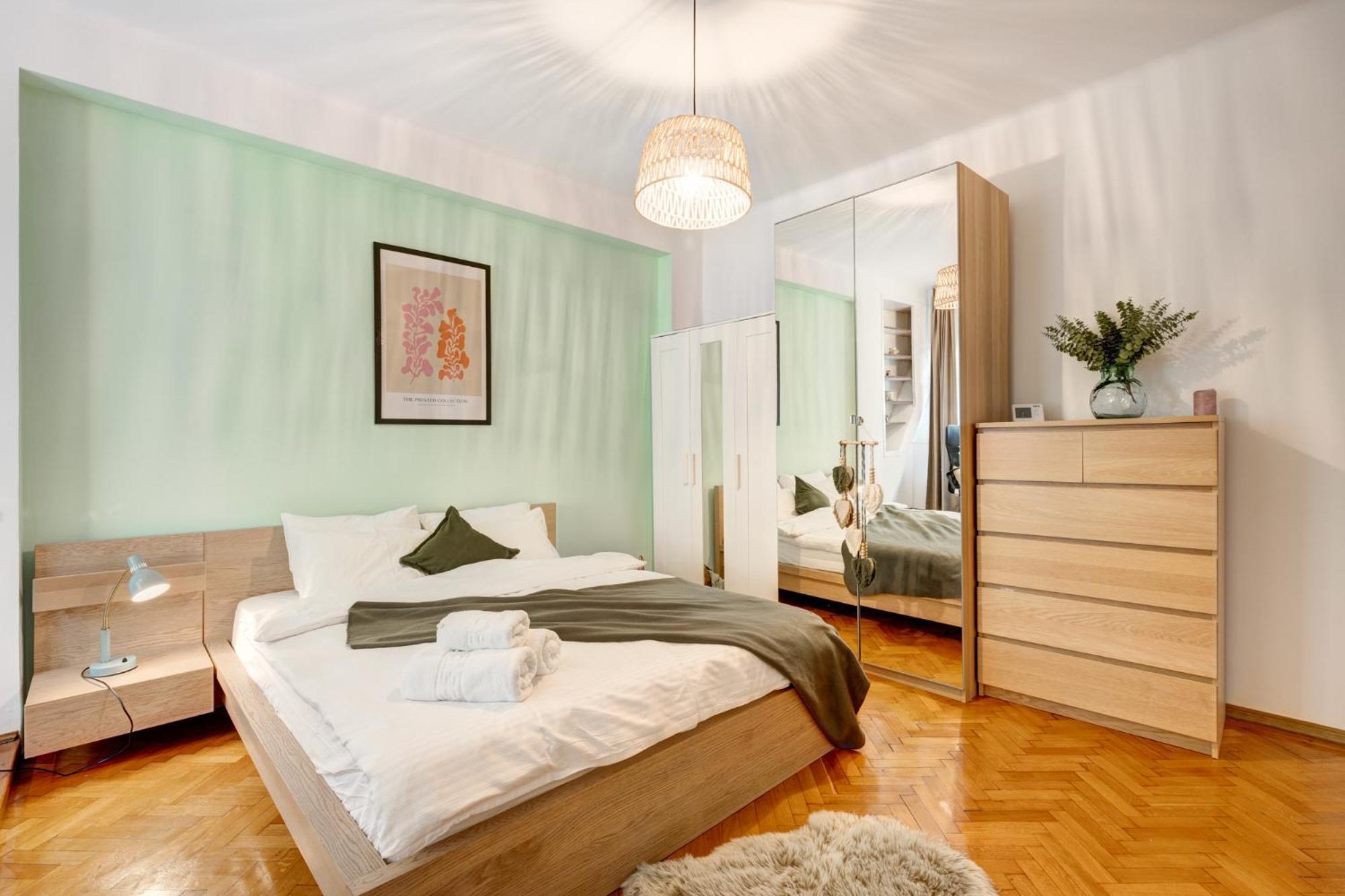Piata Romana With Balcony Apartament