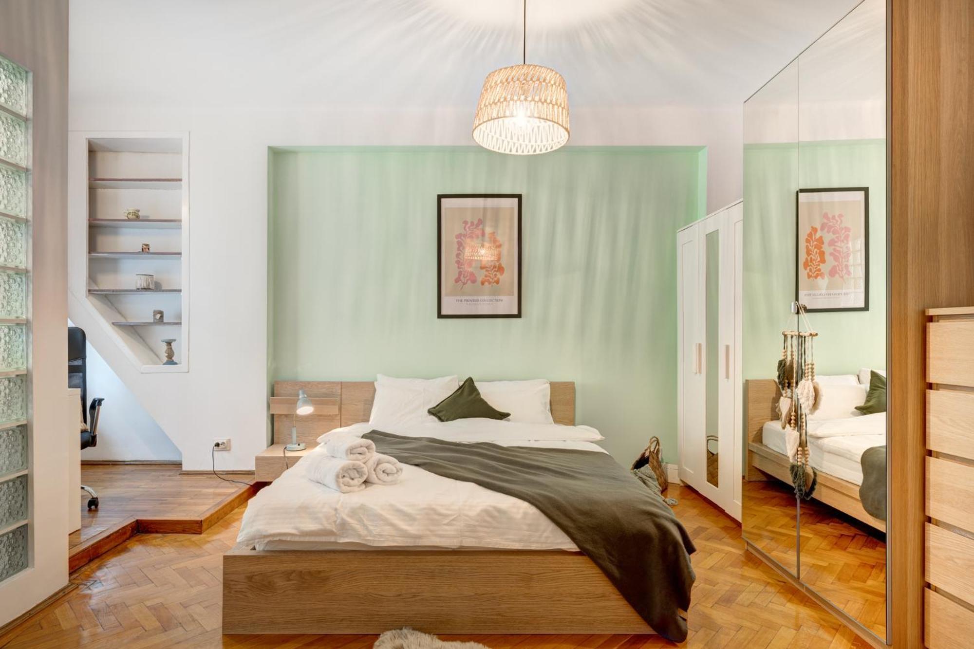 Piata Romana With Balcony Apartament *