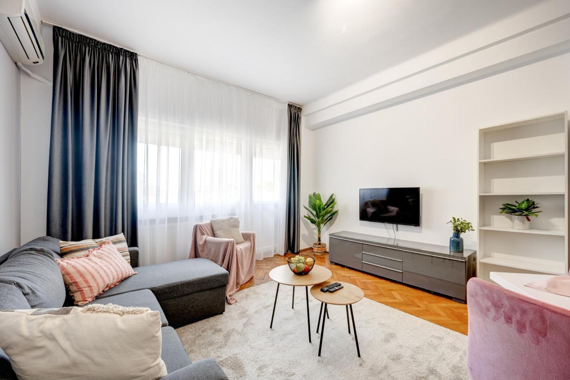 Piata Romana With Balcony Apartment *