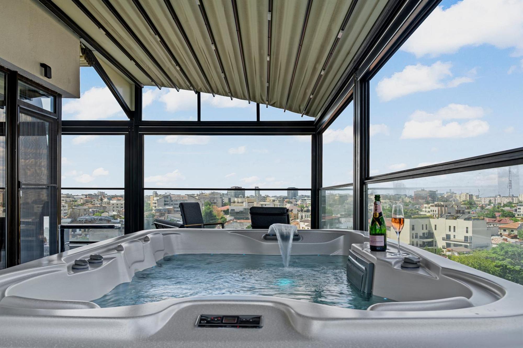 Crown Penthouse - Luxurious, & Vista Apartment Bucharest