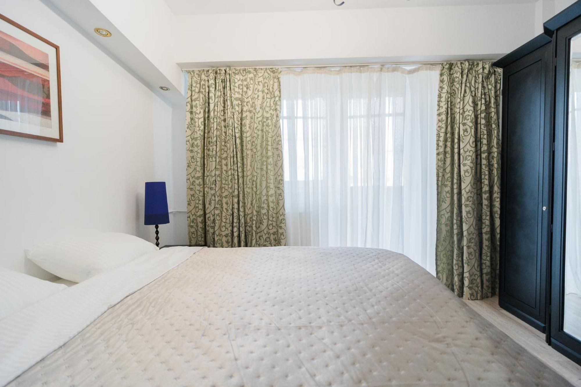 Spacious Near City Center Apartment *
