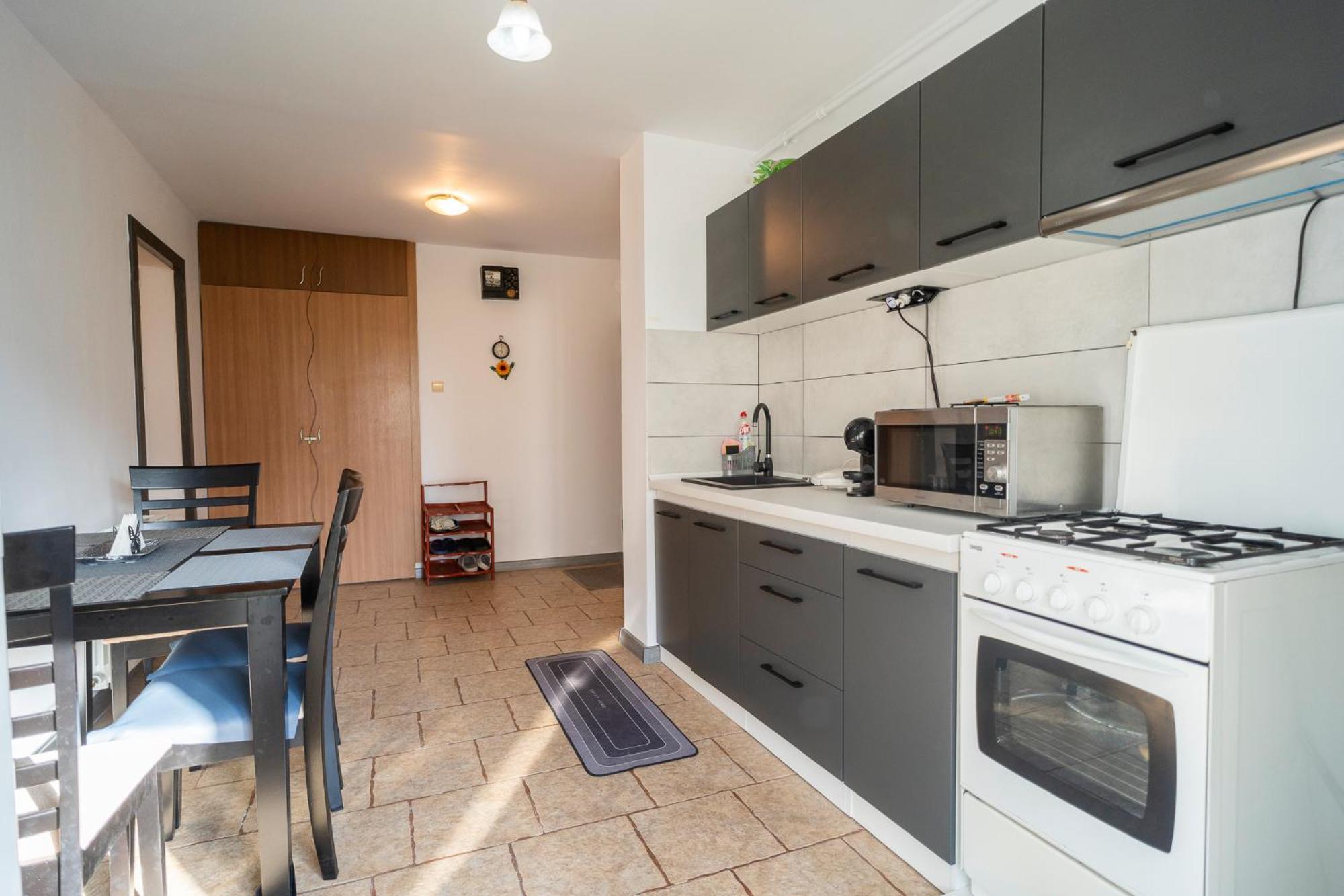 Rustic & Spacious 3br Apartment
