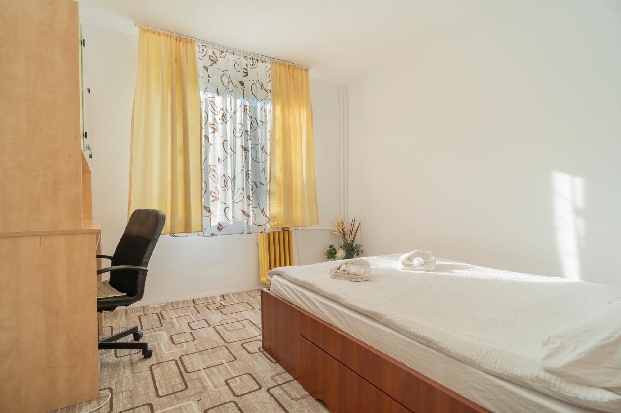 Rustic & Spacious 3br Apartment