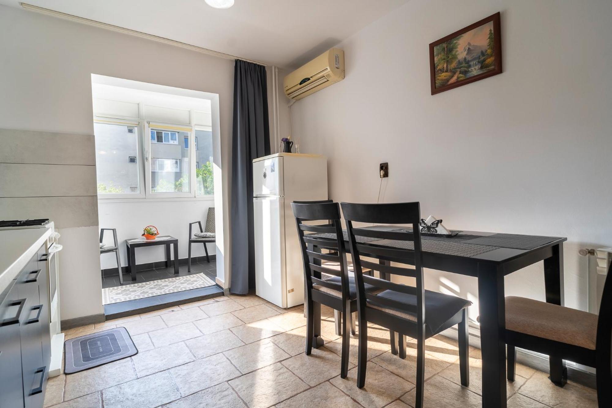Rustic & Spacious 3br Apartment