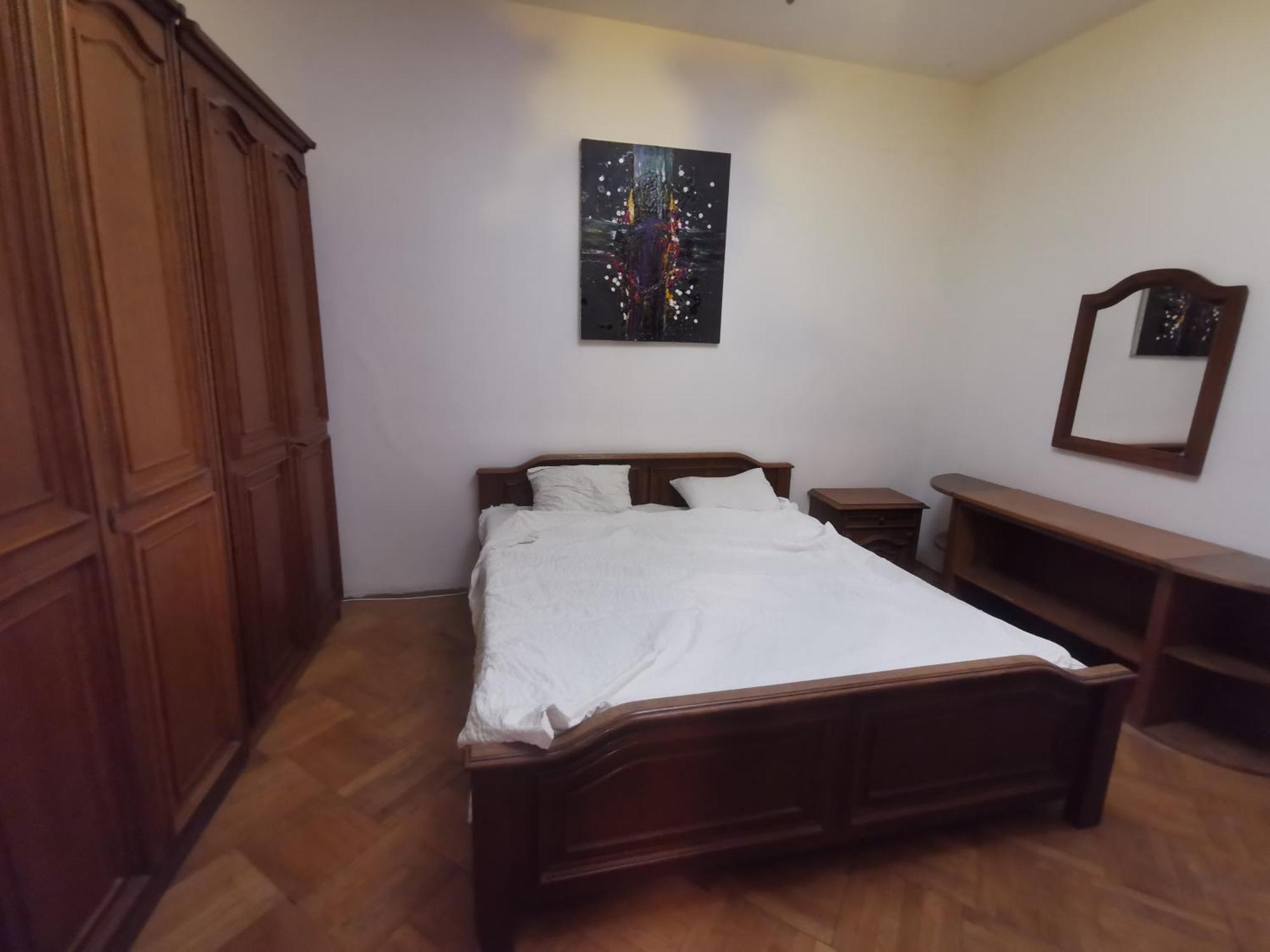 Apartment With 3 In The Center