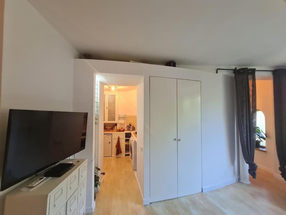 Apartment Independent In A With Garden Bucharest