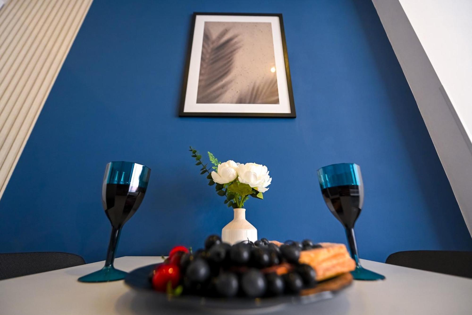 Urban Elegance - Stylish *
