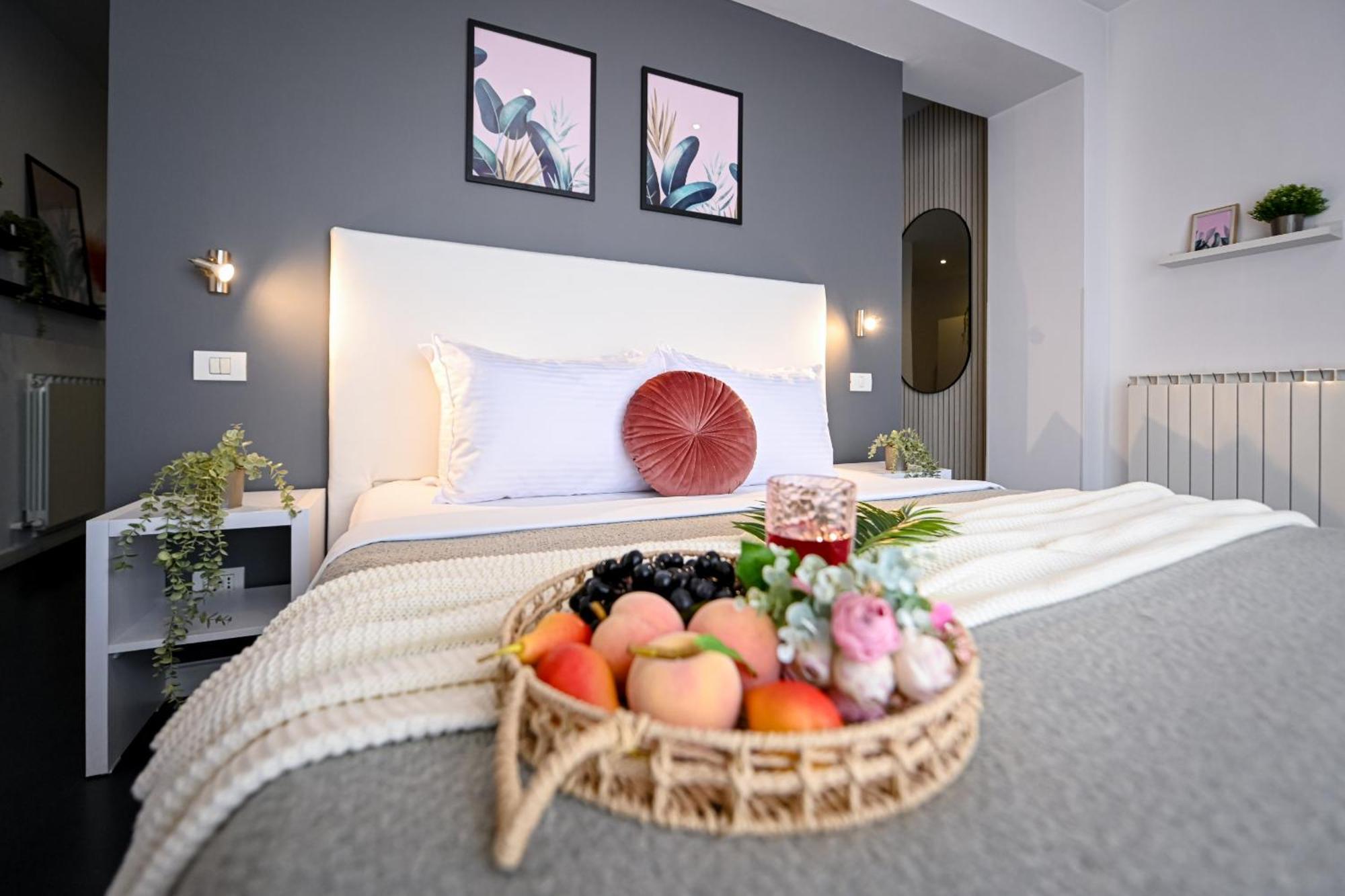 Urban Elegance - Stylish Apartament