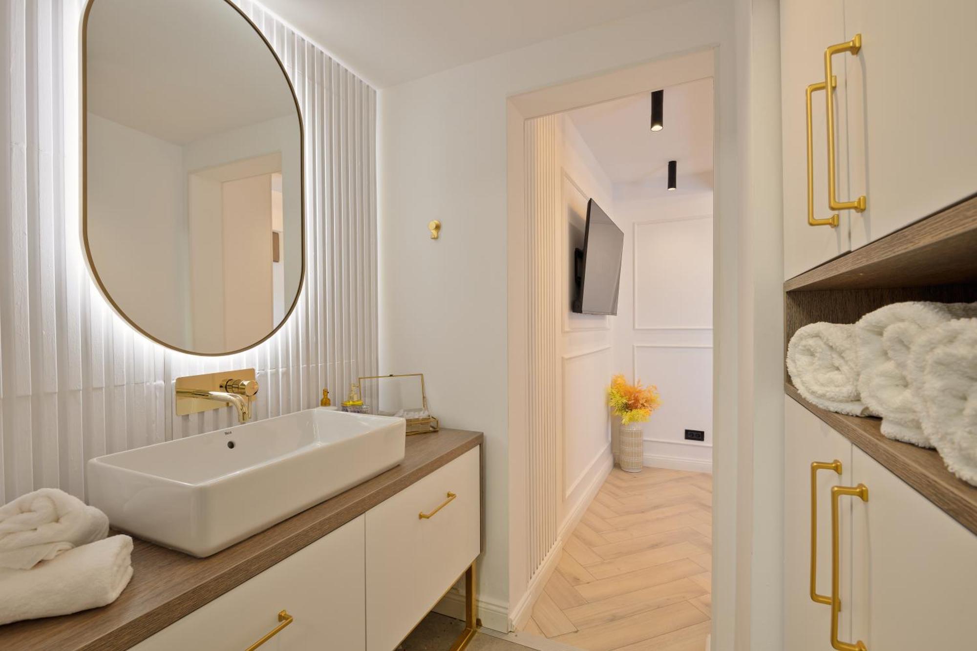 Royal - Luxury B - Old - Victoriei